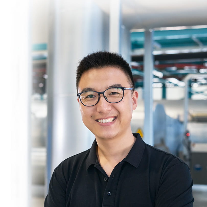 Senior Operator Mao Huajun ensures the high quality of painting at the Purmo Group Yangzhou factory.